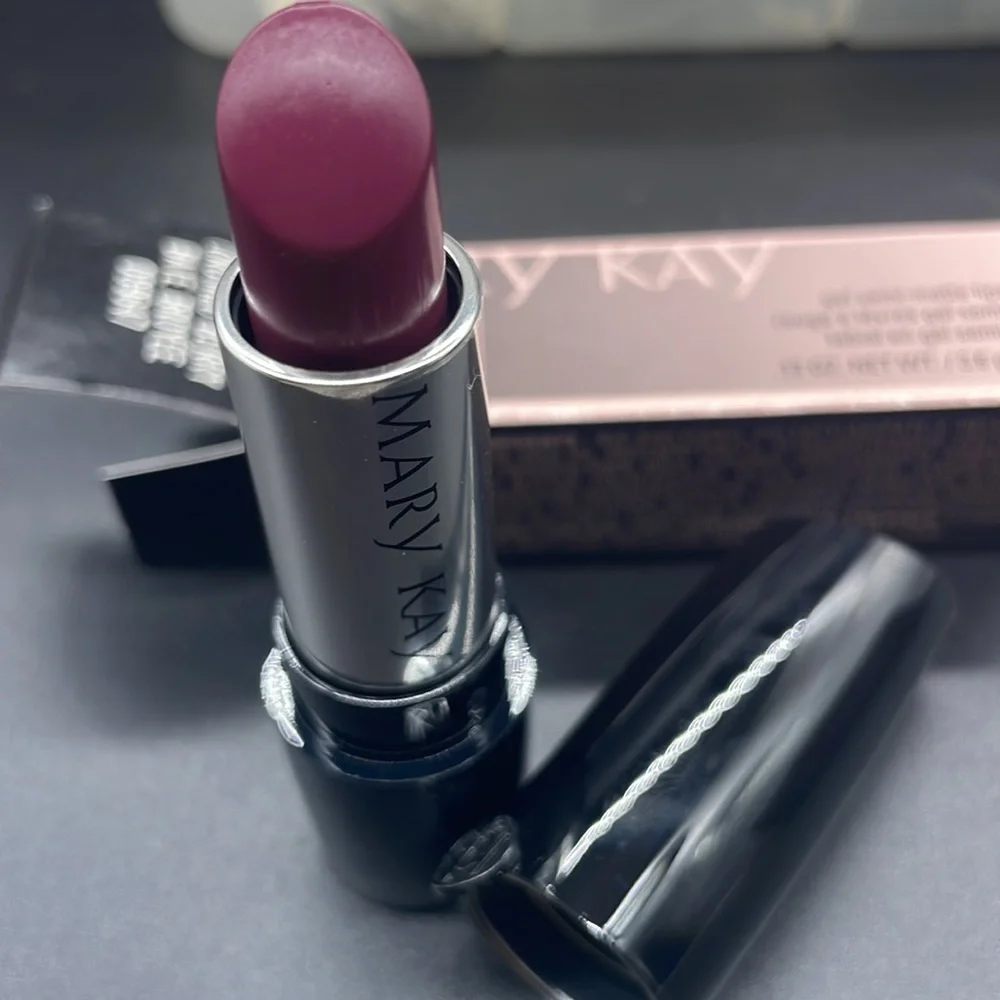 NEW MARY KAY GEL SEMI-MATTE LIPSTICK,  CRUSHED BERRY / BAIE BROYEE